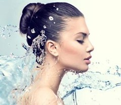 ویالهای مختلف بوتاکس روی میز کار پزشک